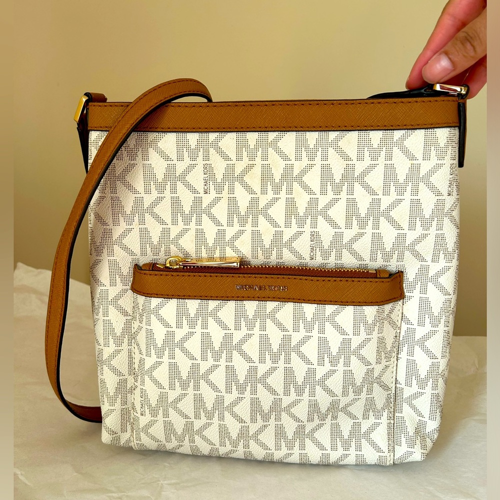 Michael Kors Morgan Medium Messenger Crossbody
Bag Vanilla